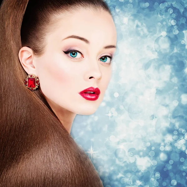 Glamorous kobieta z zdrowe włosy i makijaż na streszczenie Strona B — Zdjęcie stockowe