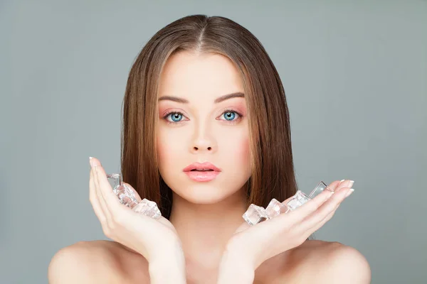 Mujer hermosa con cubitos de hielo. Modelo de spa joven con esquí saludable — Foto de Stock