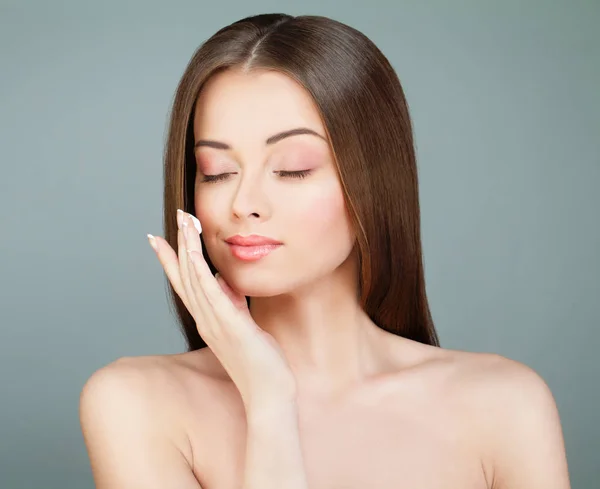 Jonge vrouw Spa Model van toepassing een vochtinbrengende crème op haar gezicht. Skincare Concept — Stockfoto