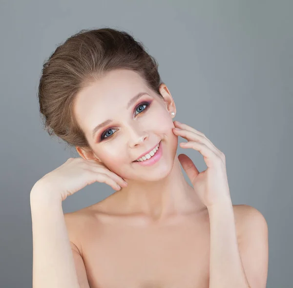 Mujer joven y saludable con piel fresca. Sonriente modelo de moda — Foto de Stock