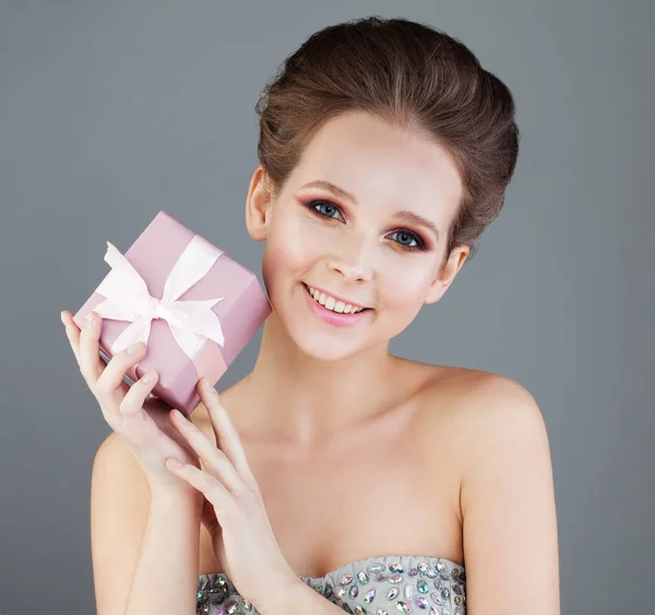 Laughing Woman Fashion Model with Makeup and Hairstyle Holding a — Stock Photo, Image