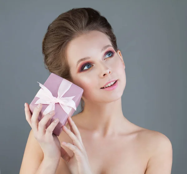 분홍색 선물 상자를 가진 젊은 여자 모델 — 스톡 사진