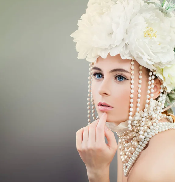 Retrato estilo flor de hermosa mujer modelo. Joven belleza Imágenes de stock libres de derechos