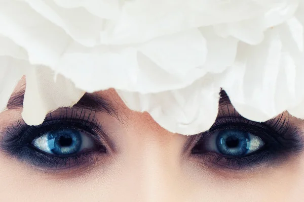 Женский глаз крупным планом. Макияж с дымчатыми глазами — стоковое фото
