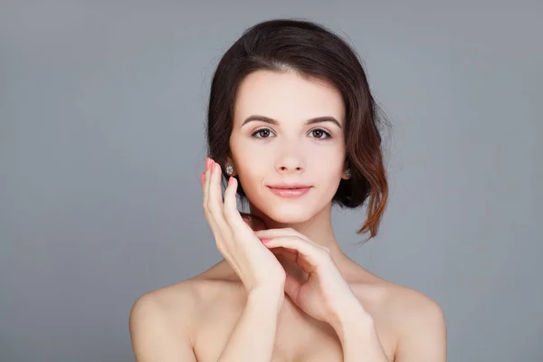 Spa modell kvinna med frisk hud och naturlig Makeup på grå Bac — Stockfoto