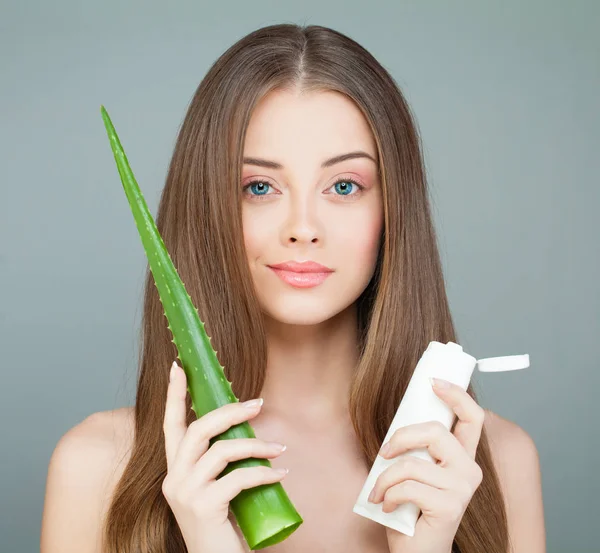 Mooie Spa Model vrouw met een gezonde huid, groene blad van de Aloë, Lo — Stockfoto
