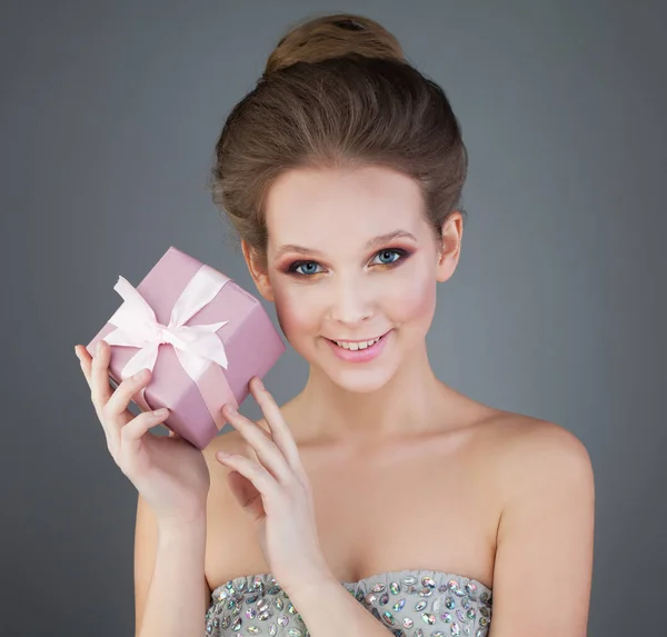 Usměvavá dívka s darem, růžové — Stock fotografie