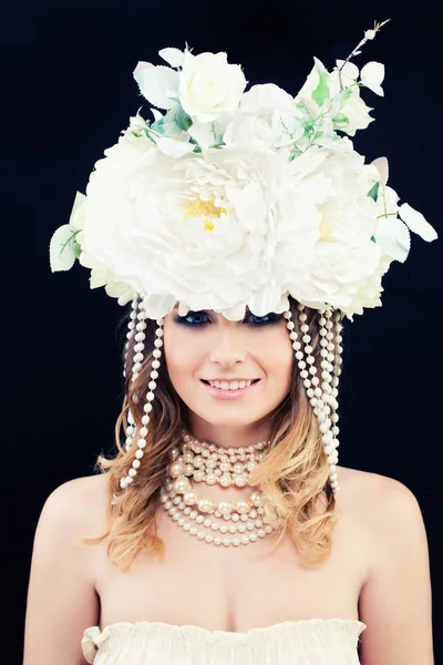 Hermosa mujer modelo de moda con flores blancas corona. Clásico — Foto de Stock