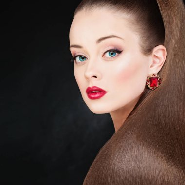 Güzel Model kadın uzun sağlıklı pürüzsüz kahverengi saçlı ve Makeu