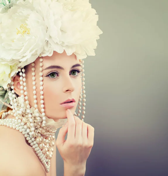 Zomer Model vrouw met witte bloemen krans. Sexy Glamour Flora — Stockfoto