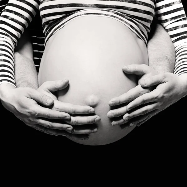 पालक प्रेम आणि काळजी संकल्पना. पुरुष आणि स्त्री गर्भवती स्पर्श — स्टॉक फोटो, इमेज
