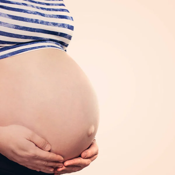 Madre embarazada. Primer plano del vientre —  Fotos de Stock