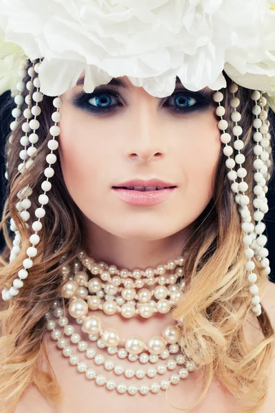 Hermosa mujer modelo de moda con perlas blancas y flores. Gla. — Foto de Stock
