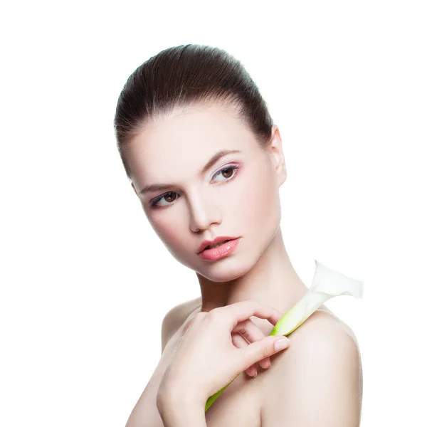 Zdrowa kobieta z doskonałej skóry i lilia kwiat na białym tle na Zielone Świątki — Zdjęcie stockowe