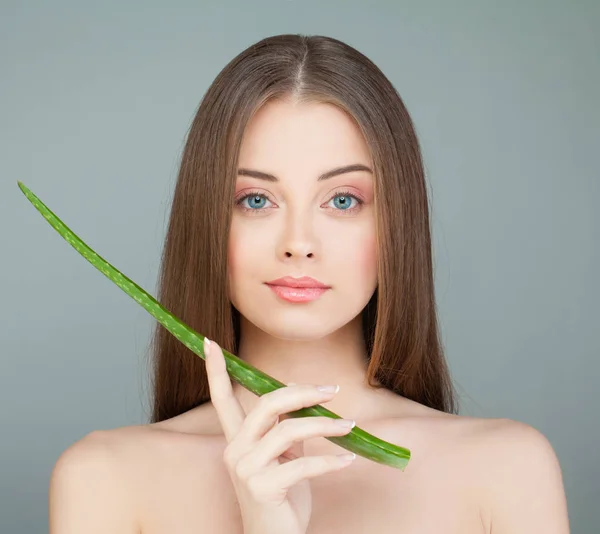 Modelo de spa de mujer joven y hoja de aloe verde. Spa Belleza y Skinca —  Fotos de Stock