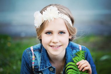 Sarışın saç modeli açık havada genç kızla