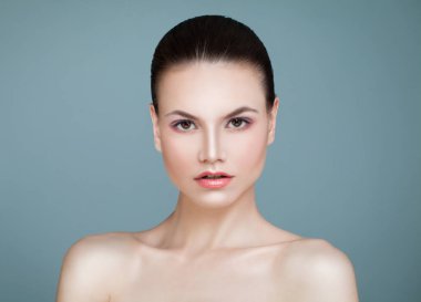 Spa güzellik. Genç kadın sağlıklı cilt üzerinde mavi arka plan ile. AE