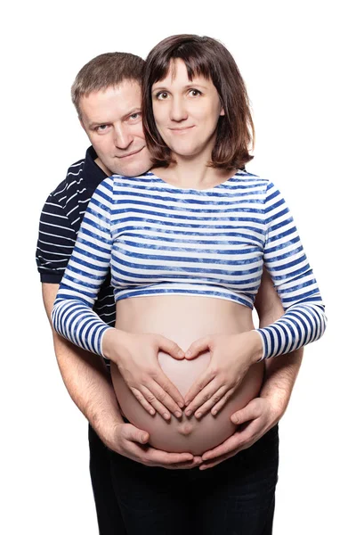 Olgun erkek ve kadın, hamile karnına bir kalp yapma — Stok fotoğraf