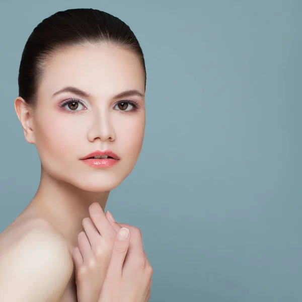 Wellness-Modell Frau mit gesunder Haut auf blauem Hintergrund. Wellness-Schönheit — Stockfoto