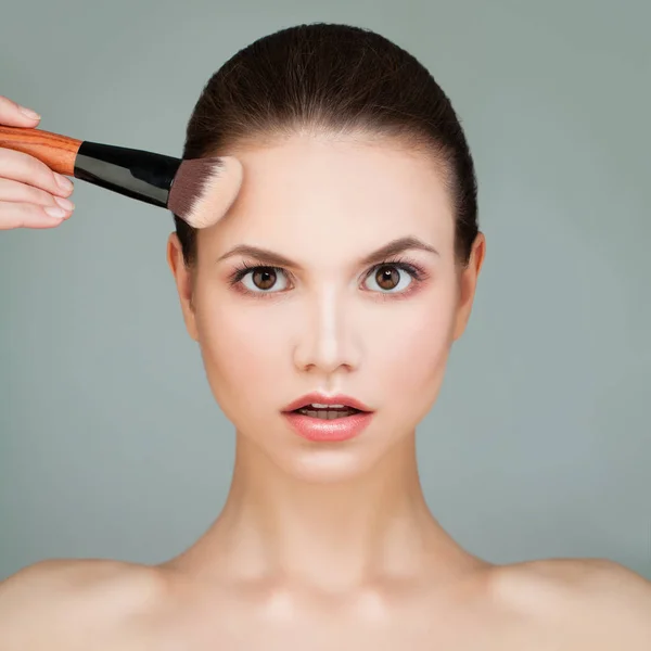 Frau mit Schminkpinsel. Nude Make-up, perfekte Nahaufnahme im Gesicht — Stockfoto