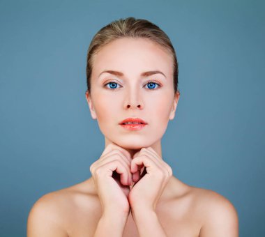 Model kadın sağlıklı cilt üzerinde mavi arka plan ile. Estetik 