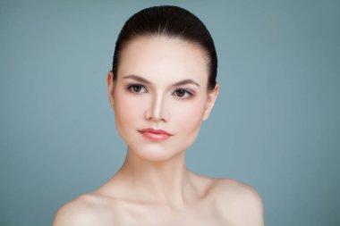 Mükemmel yüz. Mavi arka plan üzerinde sağlıklı Model kadın. Estetik 