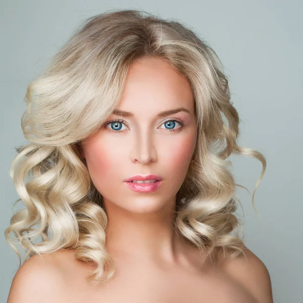 Mulher loira perfeita com pele saudável e cabelo encaracolado loiro — Fotografia de Stock