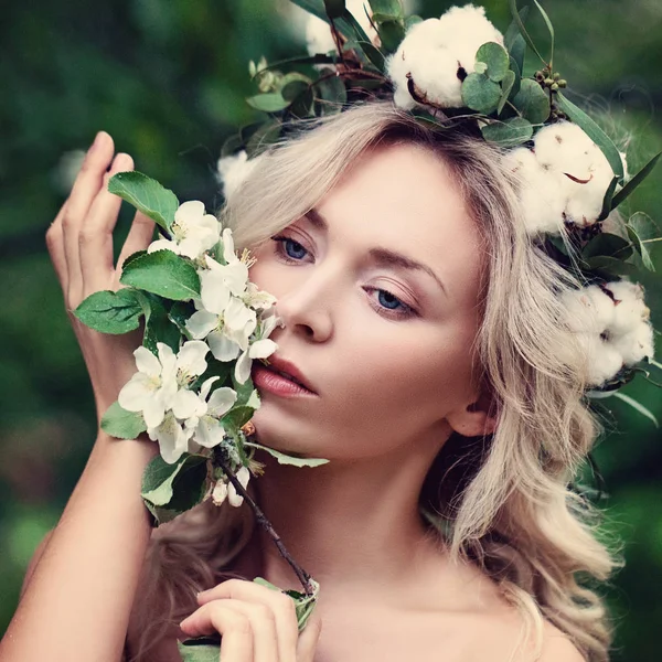 Nette Frau mit weißem Blumenkranz im Freien. natürliche Schönheit — Stockfoto