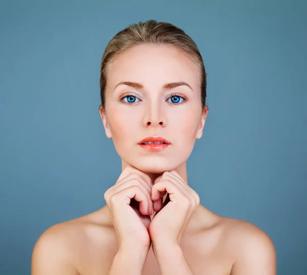 Wellness-Modell Frau mit gesunder Haut auf blauem Hintergrund. Ästhetik — Stockfoto