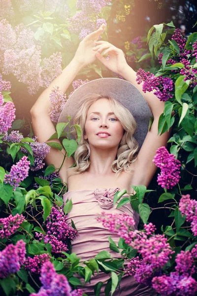 Krásný Model v zahradě květiny. Šťastná žena blond — Stock fotografie