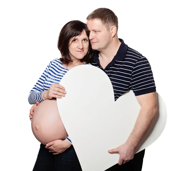 Kobieta w ciąży i jej mężczyzna na białym tle. Szczęśliwa para z duży biały — Zdjęcie stockowe