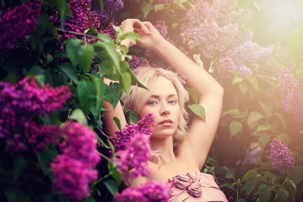 Portret van de schoonheid van mooie Model vrouw op florale achtergrond — Stockfoto