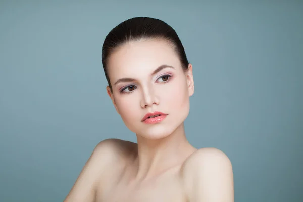 Wellness-Modell Frau mit gesunder Haut auf blauem Hintergrund. Wellness-Schönheit — Stockfoto