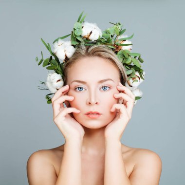 Yeşil yaprakları ve pamuk çiçek çelenk mükemmel kız. Spa