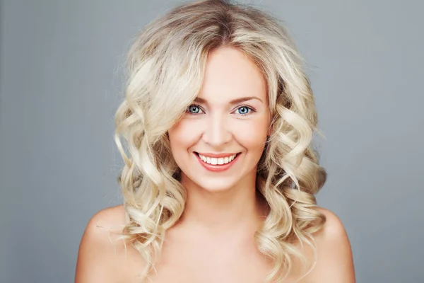 Jonge Blonde vrouw met krullend haar glimlachen. Gelukkig mannequin — Stockfoto