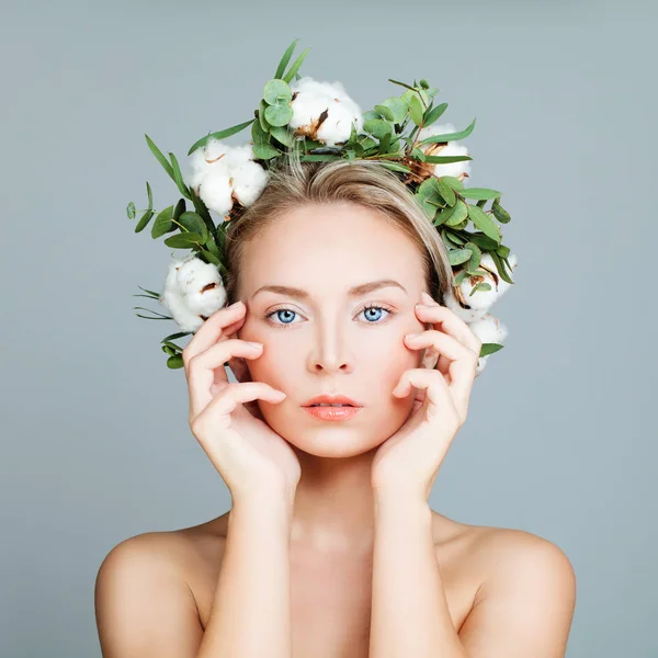 Perfect Girl in a Wreath of Green Leaves and Cotton Flowers. Spa — Stock Photo, Image