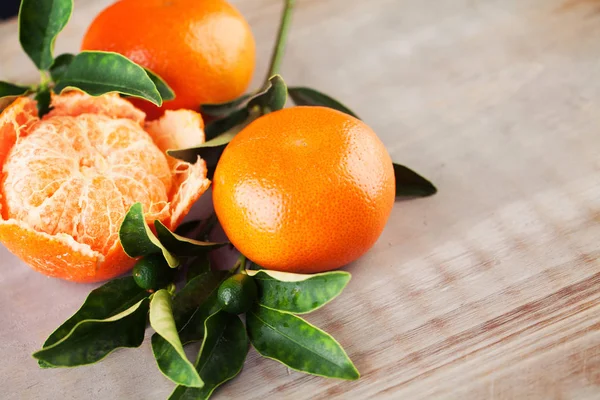 Frutas de mandarina en fondo de cubierta de madera —  Fotos de Stock