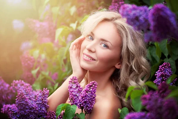 Atraktivní žena s roztomilý úsměv na květinové pozadí — Stock fotografie