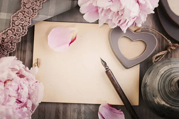 Fundo de papel em branco velho com flores, coração do amor, caneta e lac — Fotografia de Stock