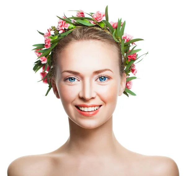 Mujer sonriente con piel sana y flores aisladas en blanco Ba — Foto de Stock