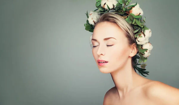 Vacker kvinna med krans av organiska blad och bomull blommor — Stockfoto