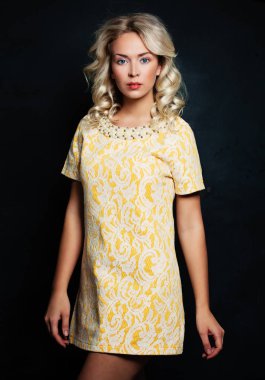 Sarı saçlı güzel kadın. Siz giymiş sarışın kıvırcık saç modeli