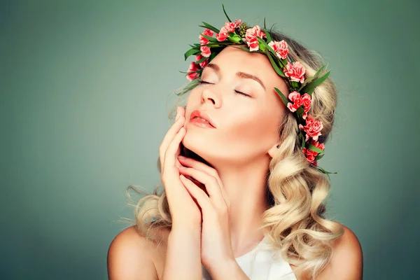 Avkopplande kvinna Spa modell med blommor på grön — Stockfoto