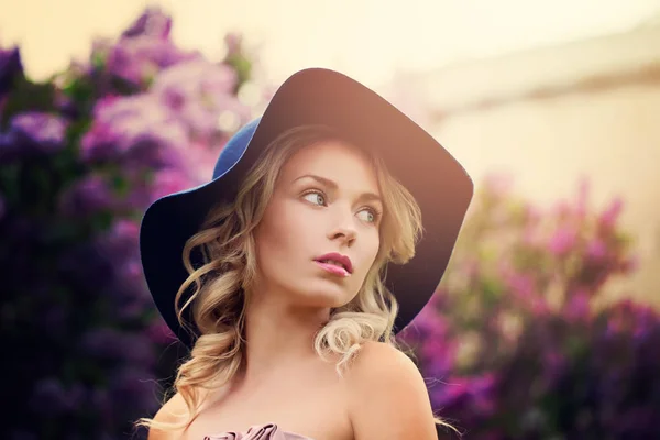 Hermosa mujer con cabello rubio en la noche de primavera al aire libre —  Fotos de Stock