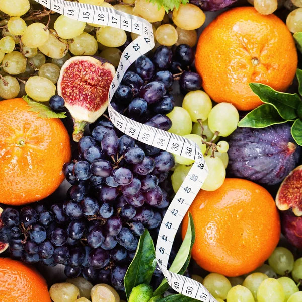 Fundo de fruta fresca com fita de medição branca. Dieta e Fitne — Fotografia de Stock