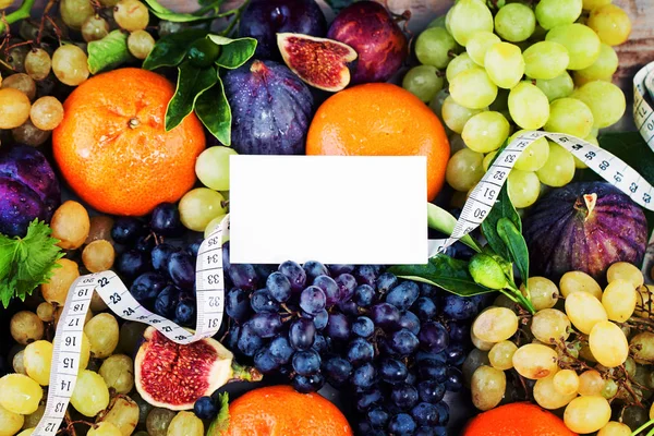 Biologisch Fruit achtergrond met witte meten Tape en witte Emp — Stockfoto