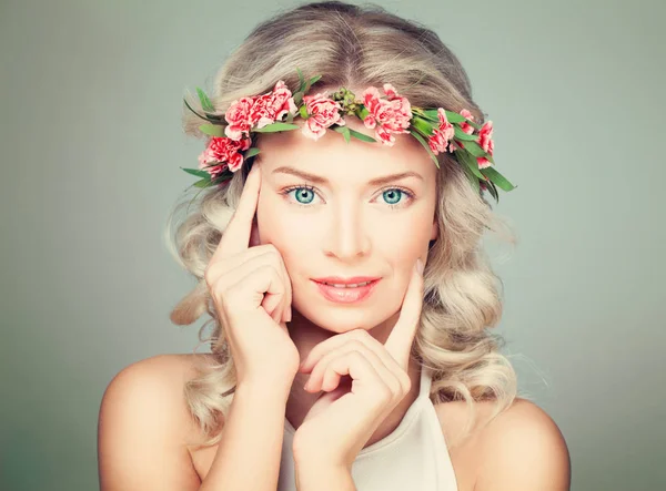 Mulher bonita tocando sua mão seu rosto. Modelo agradável em flor — Fotografia de Stock