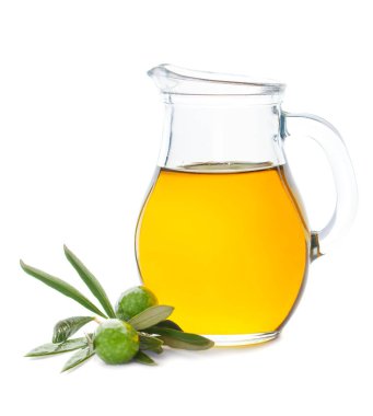 Zeytinyağı sürahi ve yeşil zeytin izole beyaz arka plan üzerinde