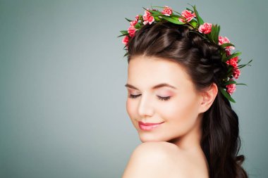 Sağlıklı Spa modeli kadın rahatlatıcı. Doğal çıplak Mak kızla Spa
