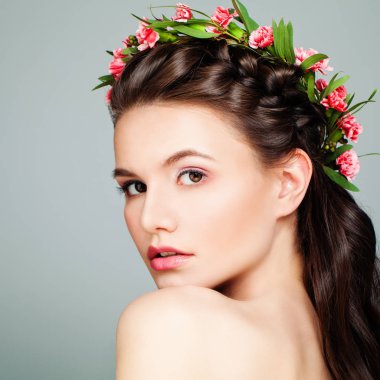 Sağlıklı cilt ve çiçek çelenk ile güzel Spa modeli